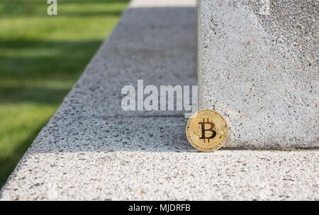 Physisches Kupfer Bitcoin auf Beton Mauer aus Stein Stockfoto