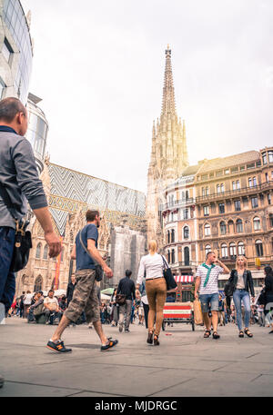 Wien Österreich Mai 3. 2018, Stephansplatz mit dem St. Stephan Kirche das Wahrzeichen von Wien, Low Angle View Stockfoto