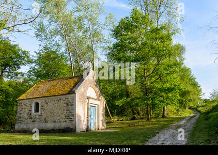 Die Kapelle Notre-Dame de Roiblay im Wald an die Stadt Saint-Mery, Frankreich, 1995 restauriert, ist alle, die Reste des ehemaligen Klosters. Stockfoto