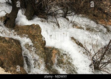 Cabriel Flusses mit kristallklarem Wasser und von grüner Vegetation in den Bergen von Albacete, Spanien umgeben Stockfoto