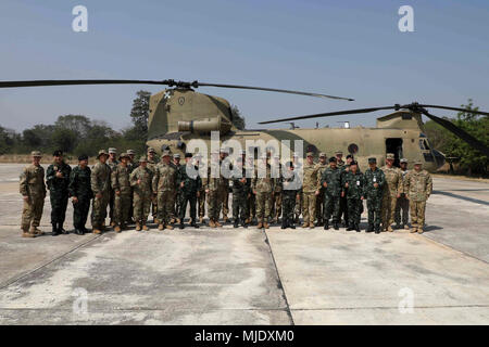 Us-Armee Soldaten und Königlich Thailändische Soldaten der Bundeswehr sammeln vor einem CH-47 Chinook Hubschrauber für eine Gruppe Stockfoto