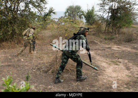 Us-Armee Ingenieure vom 1.Bataillon, 21 Infanterie Regiment, 2 Infantry Brigade Combat Team, 25 Infanterie Division und Ihre Königlichen thailändischen Streitkräfte Amtskollegen aus den 133 Infanterie Bataillon, 23 Infanterie Regiment Rush ein Feind Einlasskontrolle mit einem Bangalore während eines Lebens Feuer Übung während der Übung Cobra Gold 2018 Phu Lam Yai, Nakhon Ratchasima, Thailand, Feb.18, 2018 zerstören. Us-Soldaten tragen experimentelle Dschungel Uniformen durch die Dauer der Übung. Cobra Gold 18 bietet eine Plattform für die Vereinigten Staaten, Verbündete und Partner Nationen Interop zu gelangen Stockfoto