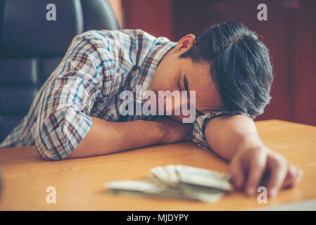 Geschäftsmann Gefühl krank und müde. Unternehmer, die aus der Arbeit gestresst fühlen Stockfoto