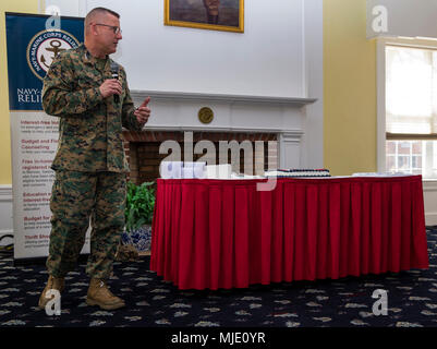 Generalleutnant Robert Hedelund, Kommandierender General, II Marine Expeditionary Force, gibt seine Erläuterungen während der Navy-Marine Corps Fhv Kick off im Club des Offiziers auf der Marine Corps Base Camp Lejeune, N.C., Jan. 20, 2018. Die NMCRS ist ein Programm, das finanzielle, pädagogische und andere Unterstützung der Mitglieder der Naval Service der Vereinigten Staaten. (U.S. Marine Corps Stockfoto