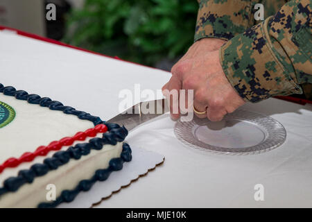 Generalleutnant Robert Hedelund, Kommandierender General, II Marine Expeditionary Force, schneidet einen Kuchen während der Navy-Marine Corps Fhv Kick off im Club des Offiziers auf der Marine Corps Base Camp Lejeune, N.C., Jan. 20, 2018. Die NMCRS ist ein Programm, das finanzielle, pädagogische und andere Unterstützung der Mitglieder der Naval Service der Vereinigten Staaten. (U.S. Marine Corps Stockfoto