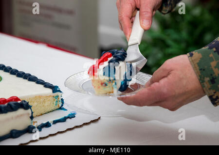 Generalleutnant Robert Hedelund, Kommandierender General, II Marine Expeditionary Force, schneidet einen Kuchen während der Navy-Marine Corps Fhv Kick off im Club des Offiziers auf der Marine Corps Base Camp Lejeune, N.C., Jan. 20, 2018. Die NMCRS ist ein Programm, das finanzielle, pädagogische und andere Unterstützung der Mitglieder der Naval Service der Vereinigten Staaten. (U.S. Marine Corps Stockfoto