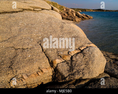 Irland, Donegal, Küste mit rosafarbenen Granitfelsen am Gweedore Bucht in der Nähe Derrybeg, gallenbildung 'Zehenspitzen' Stockfoto