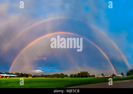 BOSSIER CITY, LA, USA - 13. APRIL 2018: einen doppelten Regenbogen Formen im Osten als ein Sturm Ansätze aus dem Westen. Stockfoto