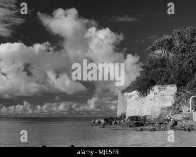 Schwarz und Weiß von Achilles Bay Beach, St. George, Bermuda mit schönen weißen Wolken. Stockfoto