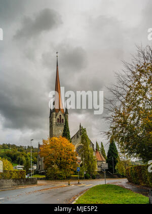 Kirche St. Michael Kirche (Kirche) in Zug mit herbstlichen west wind Wetter Stockfoto