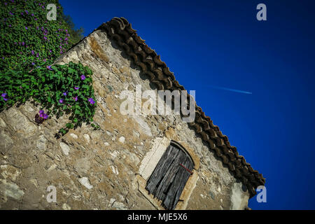 La Caunette, altes Haus, Fassade, Blumen, Himmel, Flugzeug Stockfoto