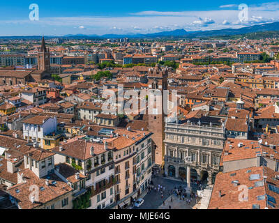 Blick auf die Piazza delle Erbe fromTorre Dei Lamberti, Verona, Venetien, Venetien, Italien, Europa Stockfoto