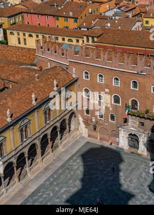 Ansicht des Palazzo del Capitano vom Torre Dei Lamberti, Verona, Venetien, Venetien, Italien, Europa Stockfoto