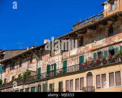 Casa Mazzanti, Piazza delle Erbe, Verona, Venetien, Italien, Europa Stockfoto