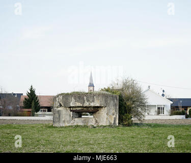 Alte Bunker aus dem Zweiten Weltkrieg am Rande eines Dorfes im Elsass, Frankreich Stockfoto