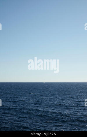 Kleine Segelboote auf dem Meer, viele Wellen Stockfoto