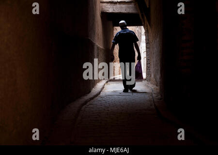 Marokko, Fes, Altstadt, Lane, Mann, Blick nach hinten, Stockfoto