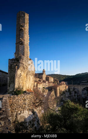 La Candela, Turm Ruinen der alten Burg, mittelalterliches Dorf auf einem Felsen gebaut, das letzte Refugium der Katharer, Les Plus beaux villages de France (Schönste Dörfer Frankreichs) Stockfoto