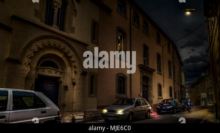 Abendstimmung in Narbonne, street scene, einzelnen weiblichen Fußgänger, Parkplatz für Autos Stockfoto