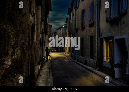 Gasse in der Altstadt von Narbonne in der Nacht Stockfoto