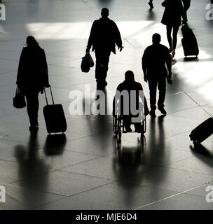 Fußgänger, Passanten, Reisende, Rollstuhlfahrer, Bewegung, Silhouette Stockfoto