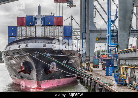 Containerschiff im Hafen von Rotterdam Stockfoto