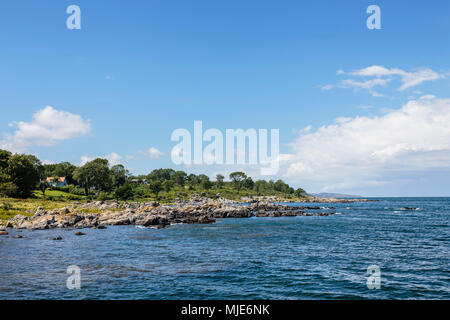 Die Küste bei Bølshavn, im Hintergrund Gudhjem, Europa, Dänemark, Bornholm, Bølsbakke, Stockfoto