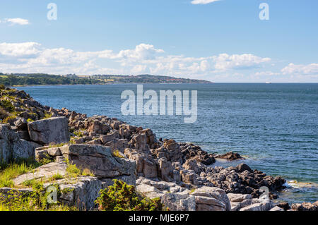 Blick von Randkløve Skår im Norden, im Hintergrund Gudhjem, Europa, Dänemark, Bornholm, Stockfoto