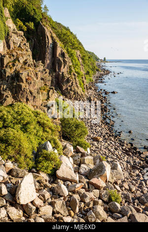 Blick von Jons Kapel/Jon's Kapelle, die dem kleinen Hafen von Teglkås, Europa, Dänemark, Bornholm, Stockfoto