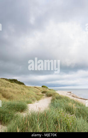 Dunkle Wolken über dem Strand von Vester Sømarken, Europa, Dänemark, Bornholm, Stockfoto