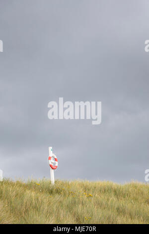 Rettungsring vor sturmwolken am Strand von Vester Sømarken, Europa, Dänemark, Bornholm, Stockfoto