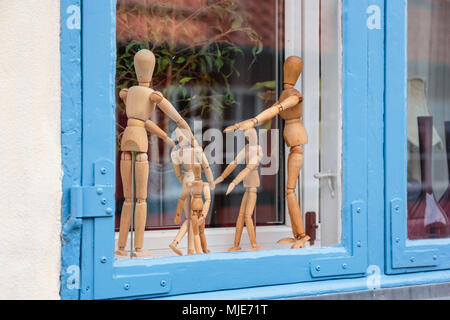 Eine typische Fensterbänke Sammlung, hier Puppen in einem Haus in der Altstadt von Rønne, Europa, Dänemark, Bornholm, Stockfoto