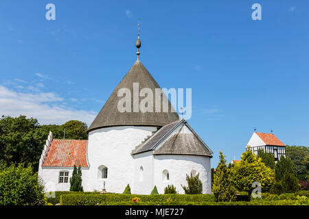 Die Ny Kirke (12. Jahrhundert) in Nyker, auf der rechten Seite der freistehende Glockenturm, Europa, Dänemark, Bornholm, Stockfoto