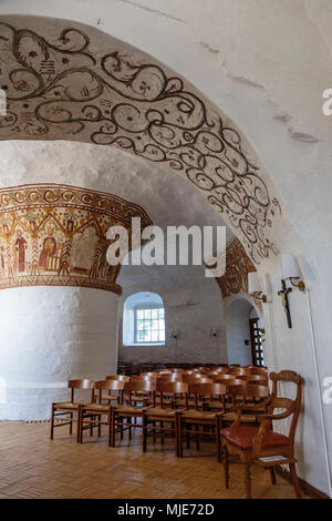 Runde Säulen und Chor arch in der Ny Kirke (12. Jahrhundert), Europa, Dänemark, Bornholm, Nyker, Stockfoto