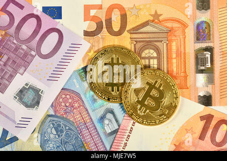 Symbol für digitale Währung, goldene physischen Münze bitcoin auf Euro-banknoten Stockfoto