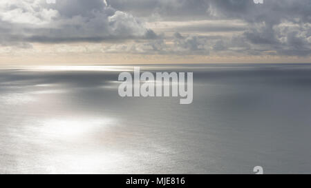 Wolken über dem Atlantik, südlich von Island, fotografiert aus einer Cessna im Februar, Stockfoto