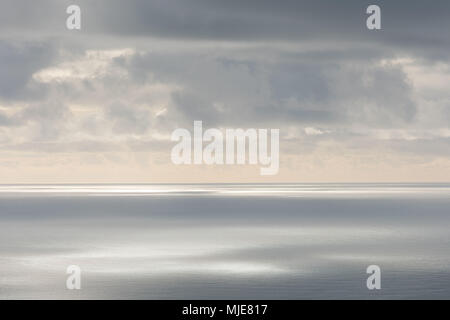 Wolken über dem Atlantik, südlich von Island, fotografiert aus einer Cessna im Februar, Stockfoto