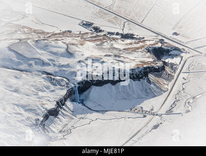 Der Wasserfall Seljalandsfoss im Winter, Luftaufnahme von einer Cessna Stockfoto