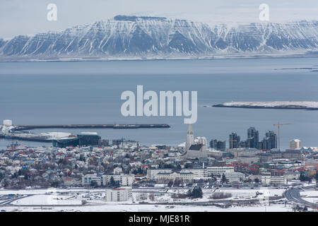 Zentrum Reykjavik fotografiert aus einer Cessna, die Hallgrímskirkja und Harpa sind deutlich sichtbar, die esja Berge im Hintergrund Stockfoto