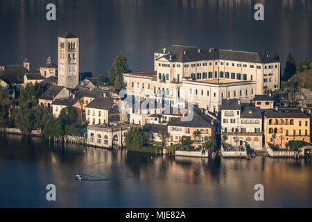 Blick auf die Insel San Giulio mit der Basilika di San Giulio Ortasee, Provinz Novara, Piemont, Italien, Europa Stockfoto