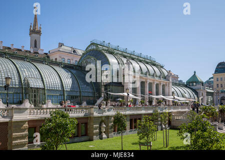 Das Palmenhaus im Burggarten, teilweise durch eine Food Service, Wien, Innere Stadt, Österreich Stockfoto