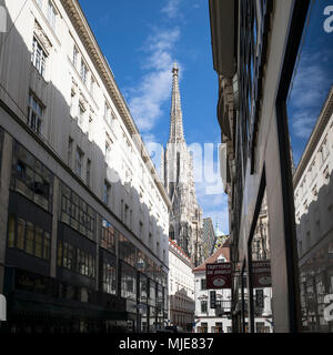 Blick aus einer Gasse auf den Stephansdom in Wien, 1. Bezirk, Innere Stadt, Wien, Österreich Stockfoto