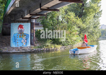 Auf der "Alten Donau", Graffiti auf einem Pier, Elektroboot, Kaisermühlen, 22. Bezirk, Donaustadt, Wien, Österreich Stockfoto