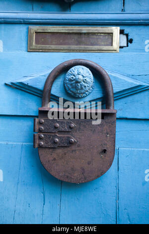 Verriegelung auf einer Tür in Dinan in der Rue de Petit Fort, close-up Stockfoto