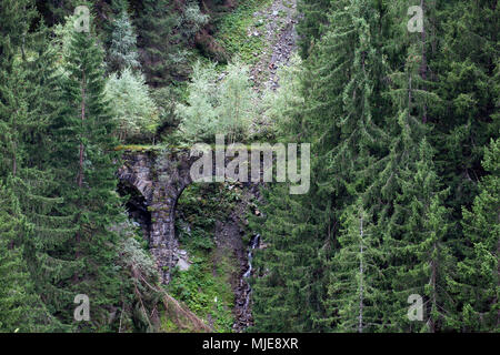 Steinbogen Brücke von einem verfallenen Bahnstrecke Stockfoto