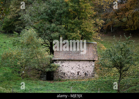 Kleines Haus auf einer Weide am Rande der Wald im Herbst Stockfoto