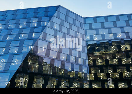 Modernes Gebäude, Fassade, Glas, Metall, Fenster, beleuchtete, Himmel, Dämmerung Stockfoto