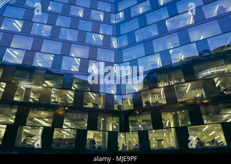 Modernes Gebäude, Fassade, Glas, Metall, Fenster, beleuchtete, Himmel, Dämmerung Stockfoto