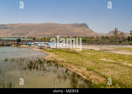 Blick auf den Berg Arbel und Mount Nitai von der Küste des Sees von Galiläa in der Nähe der Ginosar, Israel Stockfoto