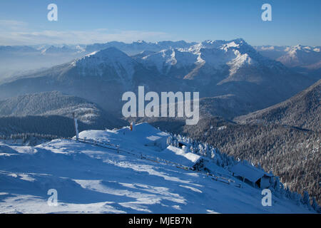 Blick vom Gipfel des Heimgarten zu Estergebirge (Gebirge) und Zugspitze im Winter, Bayerische Alpen, Bayern, Deutschland Stockfoto